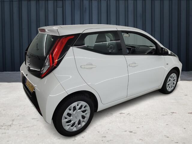 Toyota AYGO 1.0 VVT-i x-play (73 PK) 1e-Eig. Keurig-Onderh. BOVAG-Garantie. NL-Auto. Navigatie/Apple-Carplay/Android-Auto, Achteruitrijcamera, Hill-Hold, Airco, Privacy-Glas