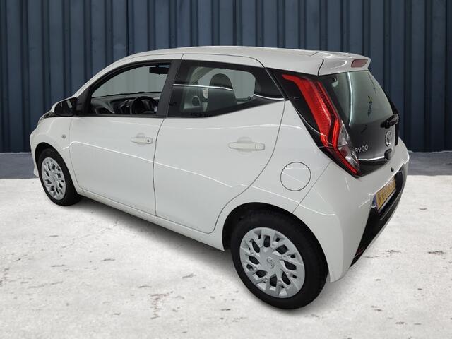 Toyota AYGO 1.0 VVT-i x-play (73 PK) 1e-Eig. Keurig-Onderh. BOVAG-Garantie. NL-Auto. Navigatie/Apple-Carplay/Android-Auto, Achteruitrijcamera, Hill-Hold, Airco, Privacy-Glas