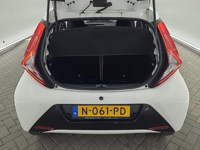 Toyota AYGO 1.0 VVT-i x-play (73 PK) 1e-Eig. Keurig-Onderh. BOVAG-Garantie. NL-Auto. Navigatie/Apple-Carplay/Android-Auto, Achteruitrijcamera, Hill-Hold, Airco, Privacy-Glas