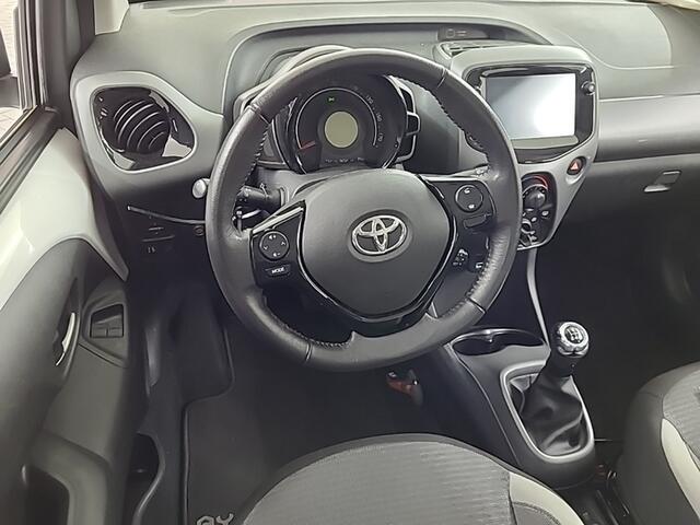 Toyota AYGO 1.0 VVT-i x-play (73 PK) 1e-Eig. Keurig-Onderh. BOVAG-Garantie. NL-Auto. Navigatie/Apple-Carplay/Android-Auto, Achteruitrijcamera, Hill-Hold, Airco, Privacy-Glas