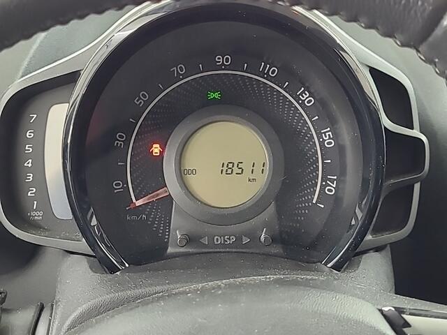 Toyota AYGO 1.0 VVT-i x-play (73 PK) 1e-Eig. Keurig-Onderh. BOVAG-Garantie. NL-Auto. Navigatie/Apple-Carplay/Android-Auto, Achteruitrijcamera, Hill-Hold, Airco, Privacy-Glas