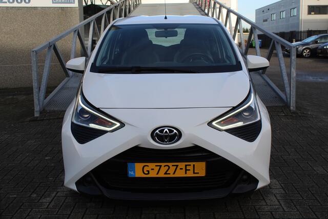 Toyota AYGO 1.0 VVT-i x-play limited Achteruitrijcamera/Mirror link/Spraakbediening/Radio/Airco/Toerenteller/Elektrische ramen/Elektrisch verstelbare spiegels.