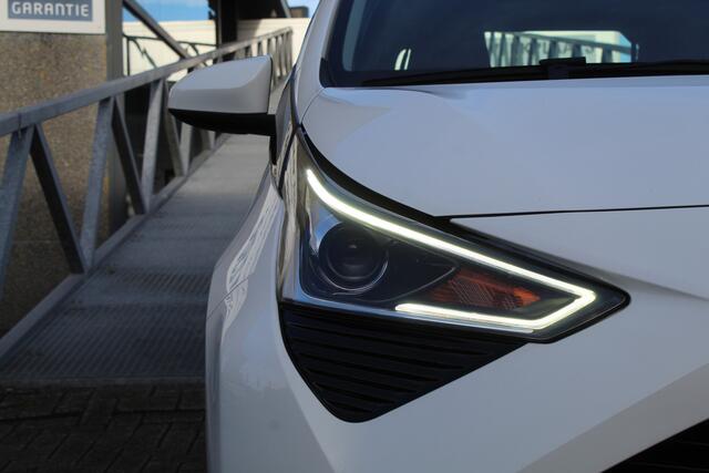 Toyota AYGO 1.0 VVT-i x-play limited Achteruitrijcamera/Mirror link/Spraakbediening/Radio/Airco/Toerenteller/Elektrische ramen/Elektrisch verstelbare spiegels.