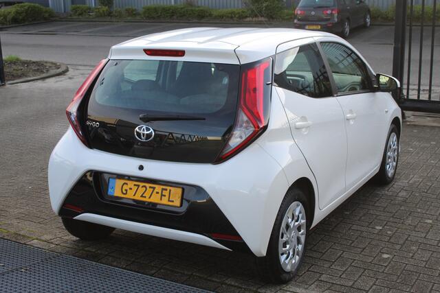 Toyota AYGO 1.0 VVT-i x-play limited Achteruitrijcamera/Mirror link/Spraakbediening/Radio/Airco/Toerenteller/Elektrische ramen/Elektrisch verstelbare spiegels.