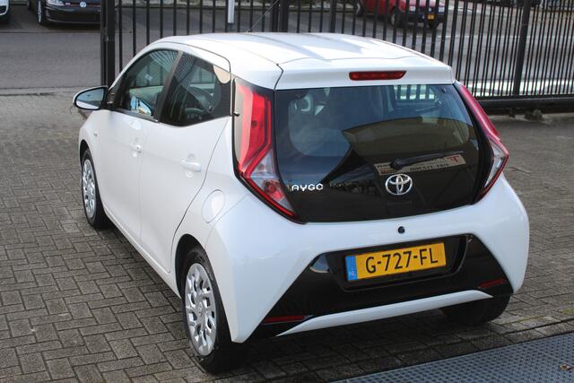 Toyota AYGO 1.0 VVT-i x-play limited Achteruitrijcamera/Mirror link/Spraakbediening/Radio/Airco/Toerenteller/Elektrische ramen/Elektrisch verstelbare spiegels.