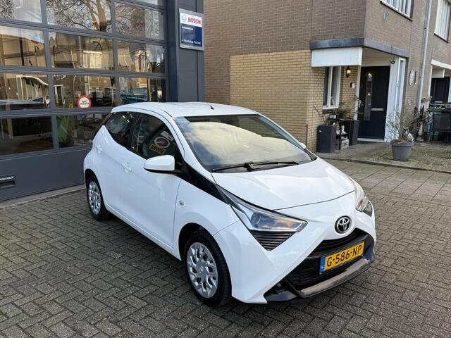Toyota AYGO 1.0 VVT-i x-play Automaat / Airco/ Apple Carplay/Android Auto/ Camera/ LED