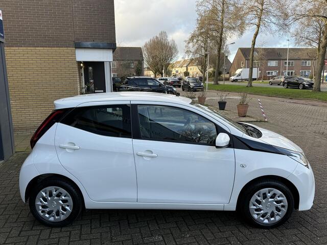 Toyota AYGO 1.0 VVT-i x-play Automaat / Airco/ Apple Carplay/Android Auto/ Camera/ LED