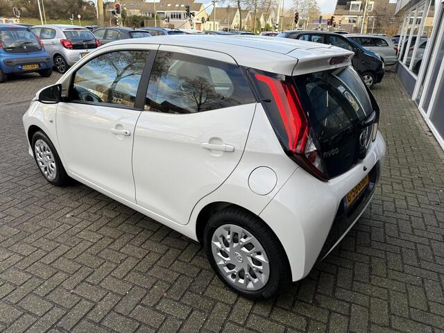 Toyota AYGO 1.0 VVT-i x-play Automaat / Airco/ Apple Carplay/Android Auto/ Camera/ LED