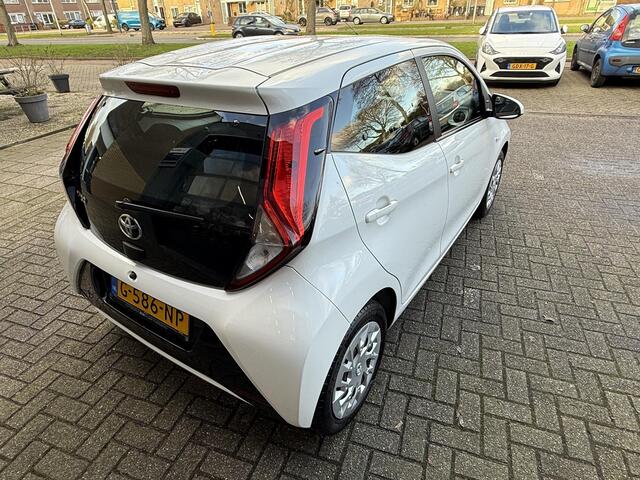 Toyota AYGO 1.0 VVT-i x-play Automaat / Airco/ Apple Carplay/Android Auto/ Camera/ LED