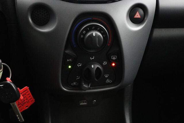 Toyota AYGO 1.0 VVT-i x-play | Apple carplay/Android Auto | Parkeercamera | Electrische spiegels | Airco | Bluetooth |