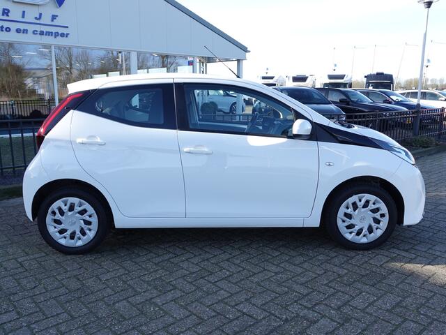 Toyota AYGO 1.0 VVT-i x-play NAVI | CAMERA | AIRCO | BT-TEL
