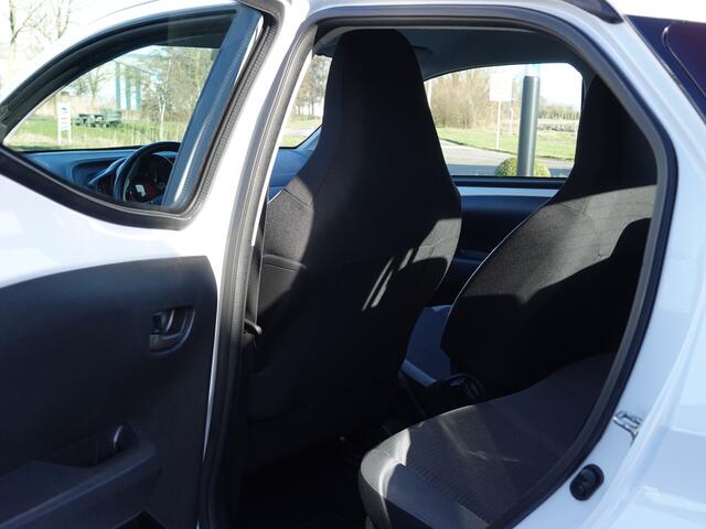Toyota AYGO 1.0 VVT-i x-play NAVI | CAMERA | AIRCO | BT-TEL