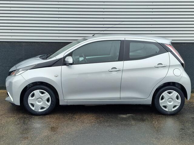 Toyota AYGO 1.0 VVT-i x-play Navigatie, Achteruitrijcamera, Bluetooth, 5-deurs