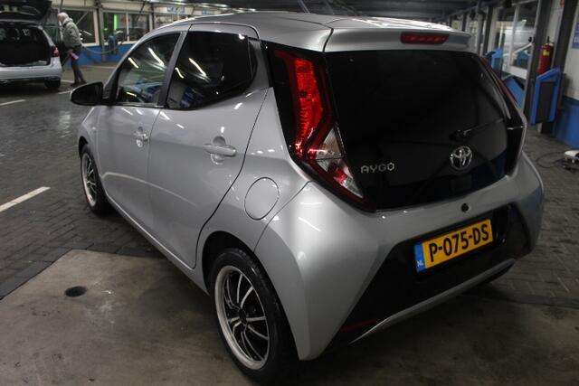Toyota AYGO 1.0 VVT-i x Stoelverwarming Multimedia-Scherm Climate Control