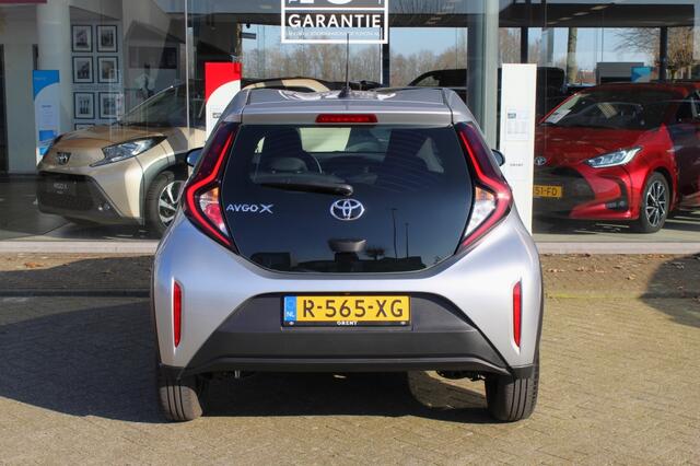 Toyota AYGO 1.0 VVT-i MT play | Middenarm Steun | Android Auto/Apple Carplay