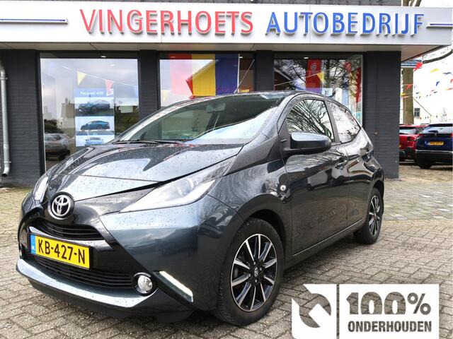 Toyota AYGO 1.0 VVT-i X-Play Super Luxe 5-Deurs Benzine TOP Onderhouden. * Luxery Pakket * * Eerste Eigenaresse * Ned. Auto * Achteruitrij Camera * Climate Control * Dab Radio * Keyless Entry * L.M. Velgen * Start Button * Antraciet Grijs Metallic Lak * Een Plaatje 