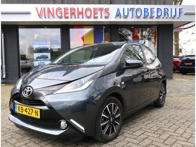 Toyota AYGO 1.0 VVT-i X-Play Super Luxe 5-Deurs Benzine TOP Onderhouden. * Luxery Pakket * * Eerste Eigenaresse * Ned. Auto * Achteruitrij Camera * Climate Control * Dab Radio * Keyless Entry * L.M. Velgen * Start Button * Antraciet Grijs Metallic Lak * Een Plaatje 