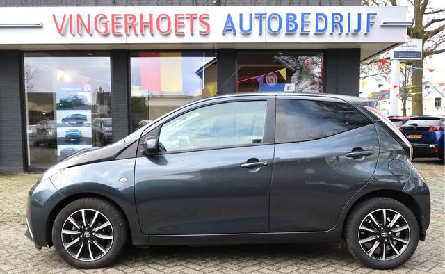 Toyota AYGO 1.0 VVT-i X-Play Super Luxe 5-Deurs Benzine TOP Onderhouden. * Luxery Pakket * * Eerste Eigenaresse * Ned. Auto * Achteruitrij Camera * Climate Control * Dab Radio * Keyless Entry * L.M. Velgen * Start Button * Antraciet Grijs Metallic Lak * Een Plaatje 