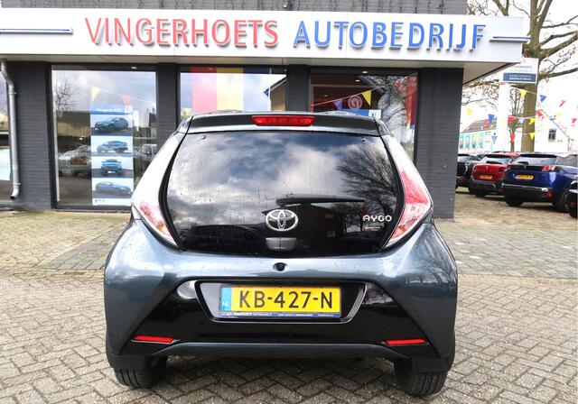 Toyota AYGO 1.0 VVT-i X-Play Super Luxe 5-Deurs Benzine TOP Onderhouden. * Luxery Pakket * * Eerste Eigenaresse * Ned. Auto * Achteruitrij Camera * Climate Control * Dab Radio * Keyless Entry * L.M. Velgen * Start Button * Antraciet Grijs Metallic Lak * Een Plaatje 