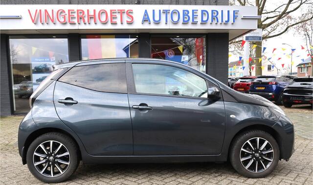 Toyota AYGO 1.0 VVT-i X-Play Super Luxe 5-Deurs Benzine TOP Onderhouden. * Luxery Pakket * * Eerste Eigenaresse * Ned. Auto * Achteruitrij Camera * Climate Control * Dab Radio * Keyless Entry * L.M. Velgen * Start Button * Antraciet Grijs Metallic Lak * Een Plaatje 
