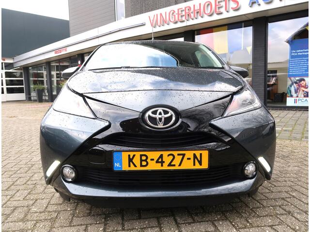 Toyota AYGO 1.0 VVT-i X-Play Super Luxe 5-Deurs Benzine TOP Onderhouden. * Luxery Pakket * * Eerste Eigenaresse * Ned. Auto * Achteruitrij Camera * Climate Control * Dab Radio * Keyless Entry * L.M. Velgen * Start Button * Antraciet Grijs Metallic Lak * Een Plaatje 