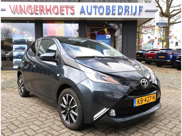 Toyota AYGO 1.0 VVT-i X-Play Super Luxe 5-Deurs Benzine TOP Onderhouden. * Luxery Pakket * * Eerste Eigenaresse * Ned. Auto * Achteruitrij Camera * Climate Control * Dab Radio * Keyless Entry * L.M. Velgen * Start Button * Antraciet Grijs Metallic Lak * Een Plaatje 