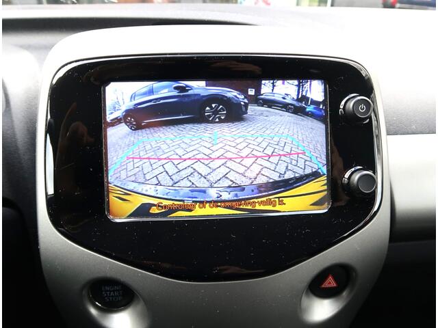 Toyota AYGO 1.0 VVT-i X-Play Super Luxe 5-Deurs Benzine TOP Onderhouden. * Luxery Pakket * * Eerste Eigenaresse * Ned. Auto * Achteruitrij Camera * Climate Control * Dab Radio * Keyless Entry * L.M. Velgen * Start Button * Antraciet Grijs Metallic Lak * Een Plaatje 