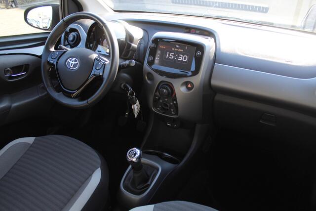 Toyota AYGO 1.0 VVT-i x-play 1e Eigenaar!!/Airco/Apple carplay/Achteruitrijcamera/Toerenteller/Spraakbediening/Multifunctioneel stuurwiel/Elektrische ramen/Elektrisch verstelbare spiegels.