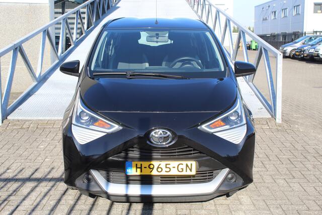 Toyota AYGO 1.0 VVT-i x-play 1e Eigenaar!!/Airco/Apple carplay/Achteruitrijcamera/Toerenteller/Spraakbediening/Multifunctioneel stuurwiel/Elektrische ramen/Elektrisch verstelbare spiegels.
