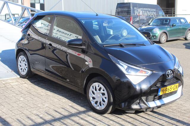 Toyota AYGO 1.0 VVT-i x-play 1e Eigenaar!!/Airco/Apple carplay/Achteruitrijcamera/Toerenteller/Spraakbediening/Multifunctioneel stuurwiel/Elektrische ramen/Elektrisch verstelbare spiegels.