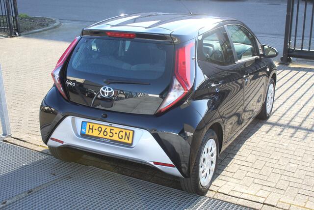 Toyota AYGO 1.0 VVT-i x-play 1e Eigenaar!!/Airco/Apple carplay/Achteruitrijcamera/Toerenteller/Spraakbediening/Multifunctioneel stuurwiel/Elektrische ramen/Elektrisch verstelbare spiegels.