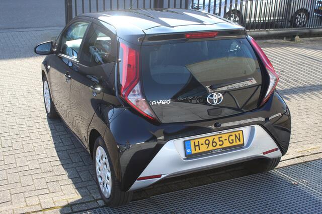 Toyota AYGO 1.0 VVT-i x-play 1e Eigenaar!!/Airco/Apple carplay/Achteruitrijcamera/Toerenteller/Spraakbediening/Multifunctioneel stuurwiel/Elektrische ramen/Elektrisch verstelbare spiegels.