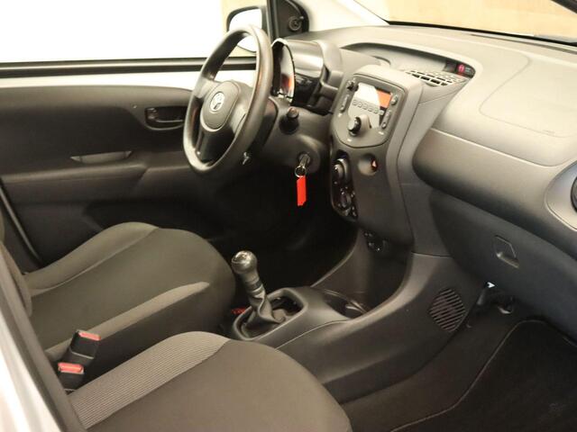 Toyota AYGO 1.0 VVT-i x-now - ORIGINEEL NEDERLANDSE AUTO - VOLLEDIG HOMMEL ONDERHOUD! - AIRCO - RADIO - LED DAGVERLICHTING