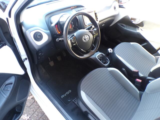 Toyota AYGO 1.0 VVT-i 5-Drs Red Edition! AIRCO,CAMERA! ''ZONDAG OPEN''