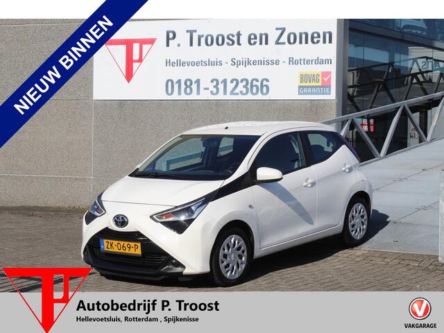Toyota AYGO 1.0 VVT-i x-play Navigatie/Apple carpay/Achteruitrijcamera/Airco/Bluetooth/Toerenteller/Multifunctioneel stuurwiel/Elektrische ramen/Elektrisch verstelbare spiegels.