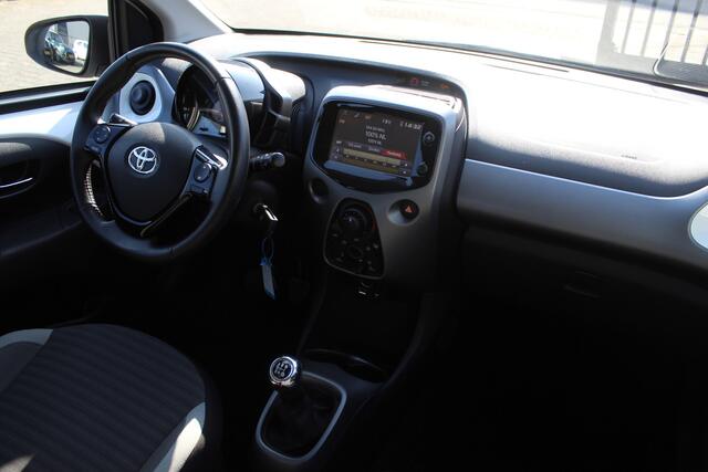 Toyota AYGO 1.0 VVT-i x-play Navigatie/Apple carpay/Achteruitrijcamera/Airco/Bluetooth/Toerenteller/Multifunctioneel stuurwiel/Elektrische ramen/Elektrisch verstelbare spiegels.