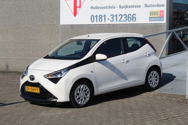 Toyota AYGO 1.0 VVT-i x-play Navigatie/Apple carpay/Achteruitrijcamera/Airco/Bluetooth/Toerenteller/Multifunctioneel stuurwiel/Elektrische ramen/Elektrisch verstelbare spiegels.