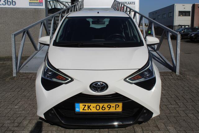 Toyota AYGO 1.0 VVT-i x-play Navigatie/Apple carpay/Achteruitrijcamera/Airco/Bluetooth/Toerenteller/Multifunctioneel stuurwiel/Elektrische ramen/Elektrisch verstelbare spiegels.