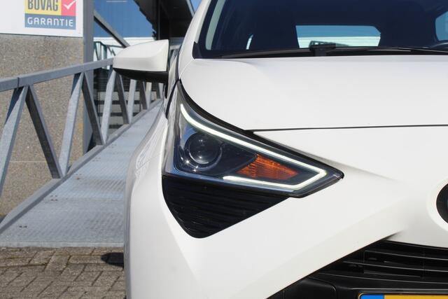 Toyota AYGO 1.0 VVT-i x-play Navigatie/Apple carpay/Achteruitrijcamera/Airco/Bluetooth/Toerenteller/Multifunctioneel stuurwiel/Elektrische ramen/Elektrisch verstelbare spiegels.
