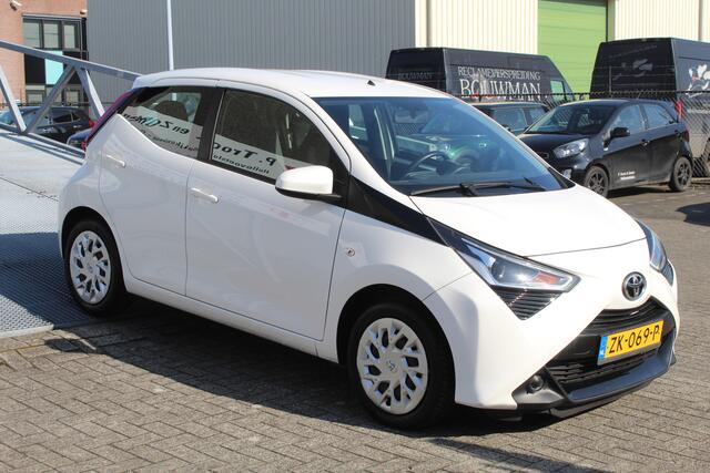 Toyota AYGO 1.0 VVT-i x-play Navigatie/Apple carpay/Achteruitrijcamera/Airco/Bluetooth/Toerenteller/Multifunctioneel stuurwiel/Elektrische ramen/Elektrisch verstelbare spiegels.