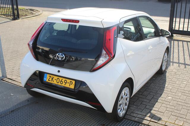 Toyota AYGO 1.0 VVT-i x-play Navigatie/Apple carpay/Achteruitrijcamera/Airco/Bluetooth/Toerenteller/Multifunctioneel stuurwiel/Elektrische ramen/Elektrisch verstelbare spiegels.