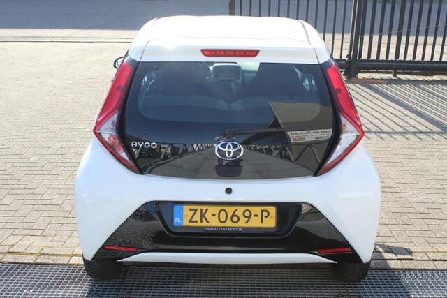 Toyota AYGO 1.0 VVT-i x-play Navigatie/Apple carpay/Achteruitrijcamera/Airco/Bluetooth/Toerenteller/Multifunctioneel stuurwiel/Elektrische ramen/Elektrisch verstelbare spiegels.