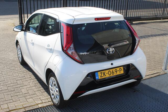 Toyota AYGO 1.0 VVT-i x-play Navigatie/Apple carpay/Achteruitrijcamera/Airco/Bluetooth/Toerenteller/Multifunctioneel stuurwiel/Elektrische ramen/Elektrisch verstelbare spiegels.