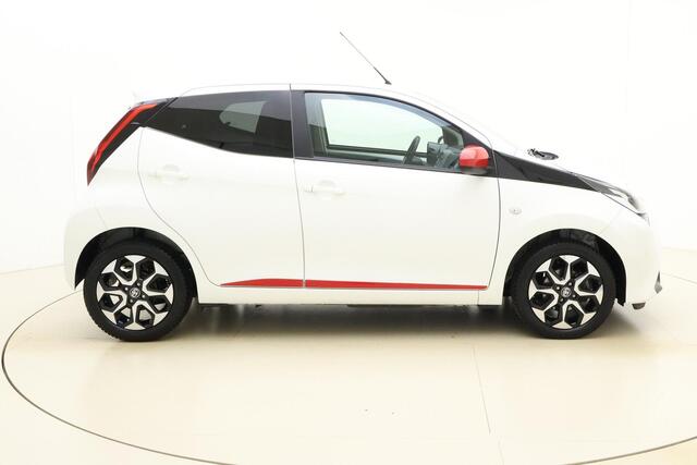 Toyota AYGO 1.0 VVT-i x-joy | Climate control | Camera | Zuinige motor | Lichtmetalen velgen | DAB Radio | Getint glas | 5 deuren