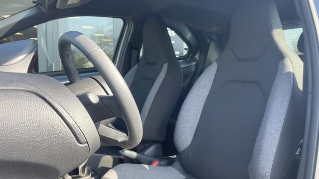 Toyota AYGO X 1.0 VVT-i MT Play | Camera | DAB | Apple Carplay | Android Auto | ALL-Season banden | Cruise Control |