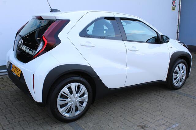 Toyota AYGO X 1.0 VVT-i MT Play | Achteruitrijcamera | Cruise controle | Lane assist | Apple CarPlay/Android Auto | Airco | DAB+ | Automatisch grootlicht | Zwarte hemelbekleding |