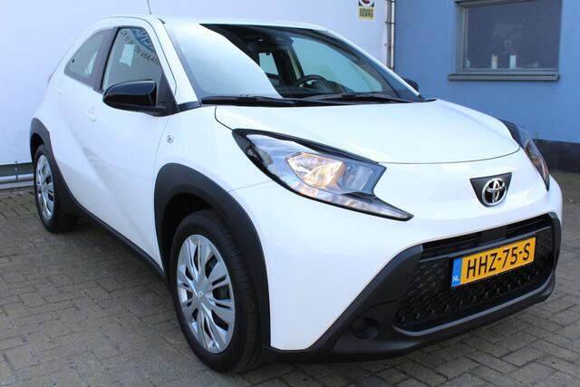 Toyota AYGO X 1.0 VVT-i MT Play | Achteruitrijcamera | Cruise controle | Lane assist | Apple CarPlay/Android Auto | Airco | DAB+ | Automatisch grootlicht | Zwarte hemelbekleding |