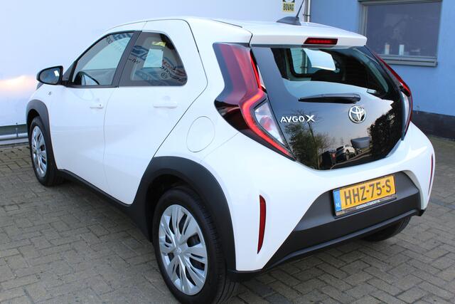 Toyota AYGO X 1.0 VVT-i MT Play | Achteruitrijcamera | Cruise controle | Lane assist | Apple CarPlay/Android Auto | Airco | DAB+ | Automatisch grootlicht | Zwarte hemelbekleding |
