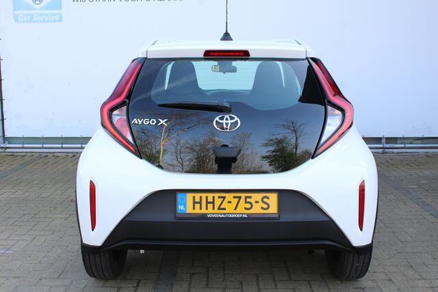Toyota AYGO X 1.0 VVT-i MT Play | Achteruitrijcamera | Cruise controle | Lane assist | Apple CarPlay/Android Auto | Airco | DAB+ | Automatisch grootlicht | Zwarte hemelbekleding |