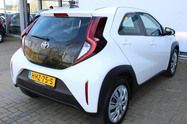 Toyota AYGO X 1.0 VVT-i MT Play | Achteruitrijcamera | Cruise controle | Lane assist | Apple CarPlay/Android Auto | Airco | DAB+ | Automatisch grootlicht | Zwarte hemelbekleding |